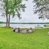 Lakefront Mound Getaway: Near Snowmobiling Trails!