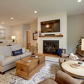 Kayaks & Dock: Lakefront Retreat in Alexandria