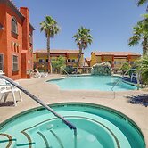 Mesquite Condo w/ Community Pool & Hot Tub!