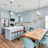 Steps to Coast: Gorgeous Beach House in Galveston