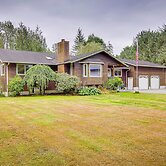 Riverfront Rental w/ Deck: 4 Mi to Wallace Falls!