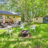 Pet-friendly Pocono Lake Cabin w/ Community Pool!