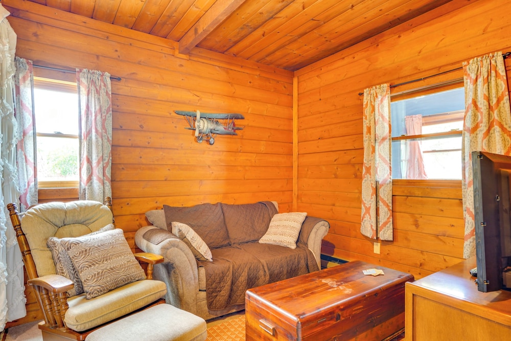 Bisbee Vacation Rental w/ Mountain Views & Sunroom