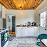 Charming Abode ~ 2 Mi to Mississippi State Campus!