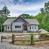 6 Mi to Dtwn Cashiers: Spacious Home w/ Deck