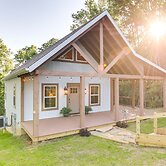 Serene Kentucky Cabin w/ Fireplace + Fire Pit!