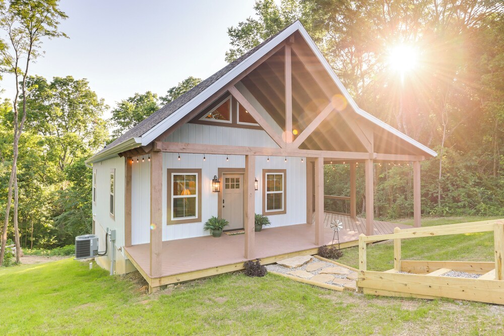 Serene Kentucky Cabin w/ Fireplace + Fire Pit!