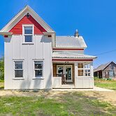 Remodeled Kalispell Farmhouse w/ Mountain Views
