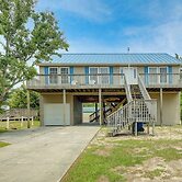 Coastal Emerald Isle Retreat w/ Deck & Grill!