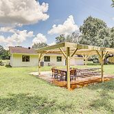 Bright Wallis Cottage w/ Pergola & Grill!