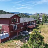 9 Mi to Helena: Mtn-view & Hot Tub at Huge Home