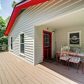 On-site Stream: Serene Cottage in Bakersville!