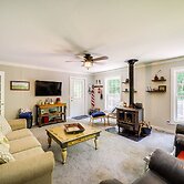 On-site Stream: Serene Cottage in Bakersville!