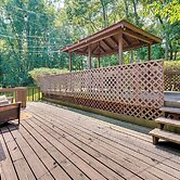 Cabin w/ Deck ~ 3 Mi to Apple Valley Lake!