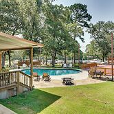 Charming Texarkana Home: Lake & Pool Access!