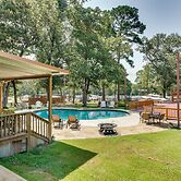 Charming Texarkana Home: Lake & Pool Access!