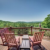 Hot Tub & Game Room: Spacious Nebo Cabin!
