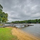 Eufaula Retreat: Community Pool & Screened Porch!