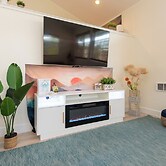 Sequim Escape w/ Gas Grill & Deck, Walk to Beach!