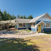 Sequim Escape w/ Gas Grill & Deck, Walk to Beach!