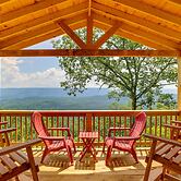Mtn-view Gem: Flat Rock Retreat w/ Deck & Grill!