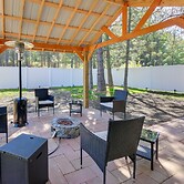 Pet-friendly Oldtown Retreat: Hot Tub + Kayaks!