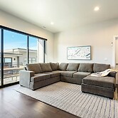Hideout Haven: Luxe Retreat w/ Lake View & Hot Tub