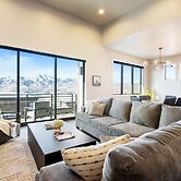 Hideout Haven: Luxe Retreat w/ Lake View & Hot Tub