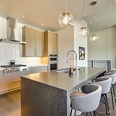 Hideout Haven: Luxe Retreat w/ Lake View & Hot Tub
