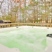 Serene Yellville Retreat w/ Hot Tub on 85 Acres