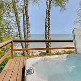 Beachy Palms Cottage on Lake Huron w/ Hot Tub!