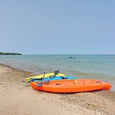 Beachy Palms Cottage on Lake Huron w/ Hot Tub!
