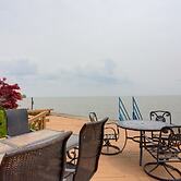 Waterfront Luna Pier Home 14 Mi to Downtown Toledo