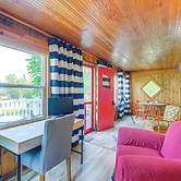 Charming Michigan Cottage w/ Sunroom & Lake Access
