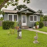 Golden Meadow Getaway: Patio, Grill, and Kayaks!