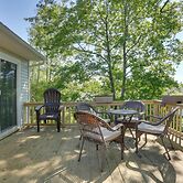 Kiamesha Lake Home w/ Deck: 4 Mi to Resorts World!