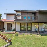 Pipe Creek Escape w/ Screened-in Porch & Hot Tub!