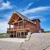 Peaceful Wyoming Cabin w/ Spacious Deck & Wet Bar!