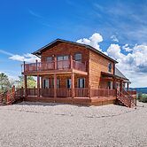 Peaceful Wyoming Cabin w/ Spacious Deck & Wet Bar!