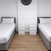 4-bed House in Enfield- Sleeps 8- Private Garden