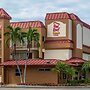 Red Roof Inn PLUS+ & Suites Naples Downtown - 5th Ave S