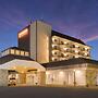 Orangewood Inn & Suites Kansas City Airport