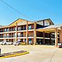 Days Inn & Suites by Wyndham Bossier City