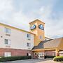 Days Inn & Suites by Wyndham Dallas