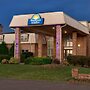 Days Inn and Suites by Wyndham Sikeston