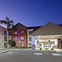 Holiday Inn Express & Suites Tulare, an IHG Hotel