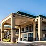 Econo Lodge Inn & Suites Southeast