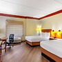 La Quinta Inn & Suites by Wyndham Raleigh Crabtree