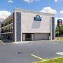 Days Inn & Suites by Wyndham Indianapolis Airport East