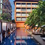 SinQ Party Hotel